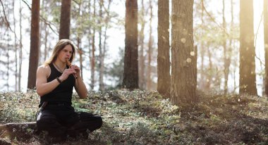 Doğada bir araçla bir müzisyen. Bir adam bir flüt çalıyor bir 