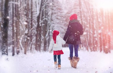 Bir kış masal, genç bir anne ve kızı bir kızak sürmek