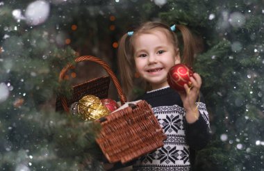 Yeni yıl ağacı tarafından küçük bir çocuk. Çocuk Chris süslemeleri