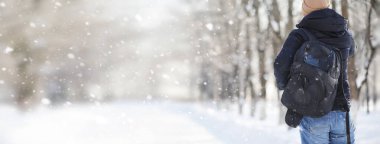 Bir sırt çantası soğuk kış olan bir adam