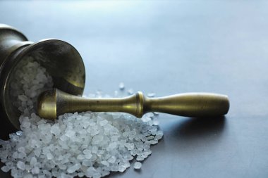 Büyük deniz tuzu. Baharat. Havan ve tokmak öğütmek için.