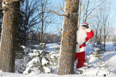 Noel Baba hediyeleri ile dışarıdan geliyor. Noel Baba kırmızı bir SÜ