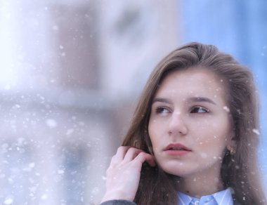 Genç kız açık havada kışın. Model kız açık havada bir w üzerinde poz