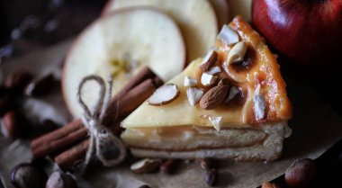 Tarçın ve ahşap bir masa üzerinde elma turtası. Taze pasta zekâ