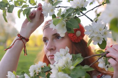 Bir sonbahar Parkta yürümek bir kız. Kızıl saçlı genç kız