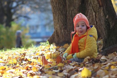 Parkta genç bir kız dışarıda yürüyor.