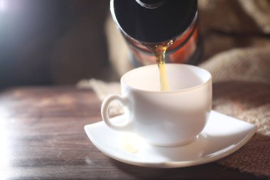 Bir hizmet tabloda çay demlendi