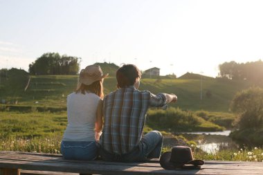 Hoş bir çift tarafından kırsal bir yolda