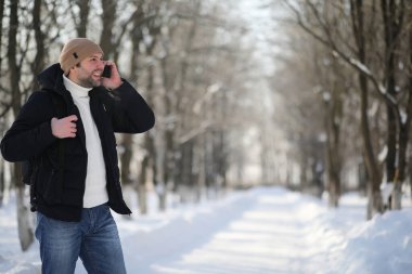 Bir sırt çantası soğuk kış olan bir adam