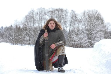 Defender'ı posta zırh genç savaşçı