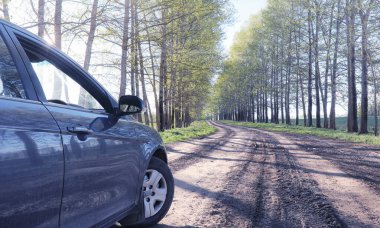 Yatay yaz mevsimindeyiz. Yeşil ağaç ve otların arasında kırsal arazi