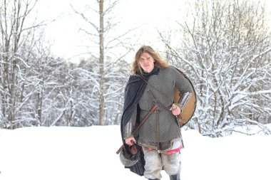 Defender'ı posta zırh genç savaşçı