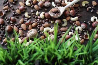 ahşap bir masa üzerinde lezzetli fındık