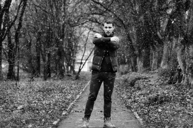 Genç sakallı adam açık