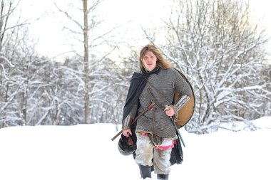 Defender'ı posta zırh genç savaşçı