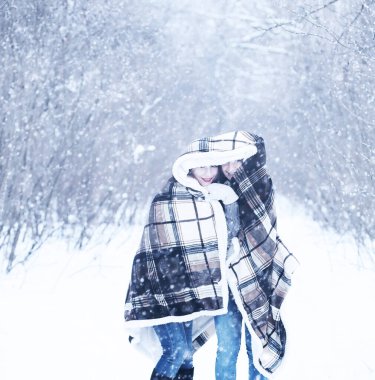 Güzel kızı güzel kış kar