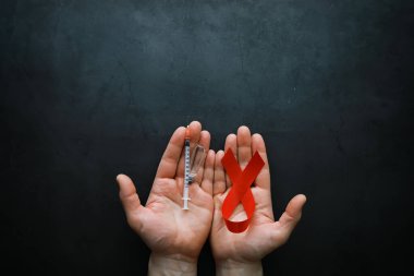 İnsan immün yetmezlik virüs hastalığının sembolü. Kırmızı kurdele. Bir o