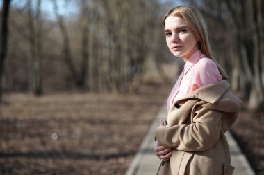 Sevimli sarışın bir Şehir Parkı içinde