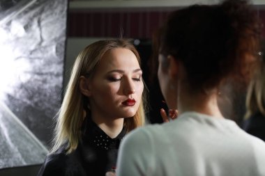 Genç kız ile bir makyaj sanatçısı