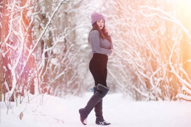 Genç bir kız bir kış parkta bir yürüyüş. Noel tatili t