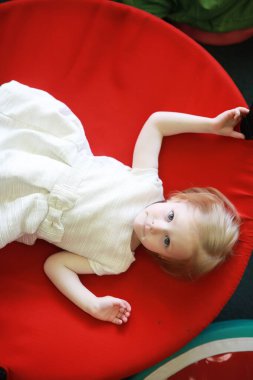 Küçük bir çocuk oyuncak aksesuarlarıyla oynuyor.