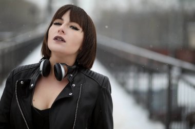 Kız müzik açık havada için dinlerken kulaklık