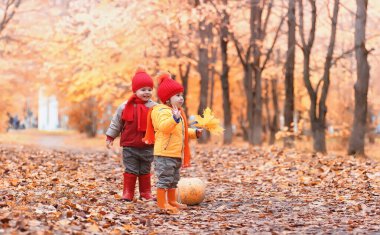 Çocuklar doğada yürüyüş mesafesindedir. Alacakaranlık çocuklar dolanıyorsun