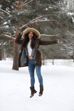 Güzel bir kış parkta güzel kız