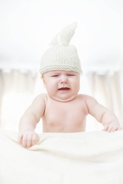 Yeni doğmuş bir bebek yumuşak bir yatakta yatıyor..