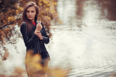 Sonbahar parkında genç bir kız