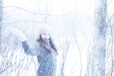 Güzel kızı güzel kış kar