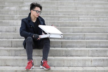 Metal bir bavulun içinde şehrin Asya adam. Asya ve gümüş ca