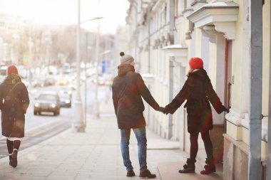 Genç çift kışın yürüyor