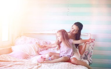 Bir kitap genç kız kızı olan o oturan genç kız okur