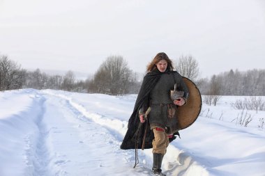 Defender'ı posta zırh genç savaşçı
