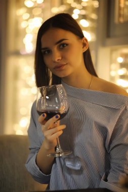 Akşam geri kalan bir kafede kız 