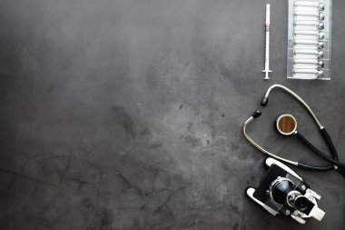 Aşılama. Tek kullanımlık şırıngalar ve V ile test tüpleri.