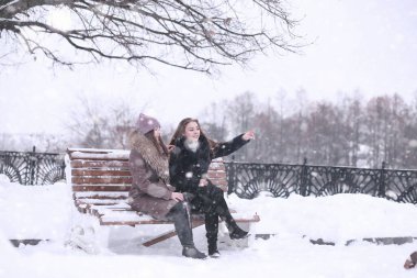 Kış parkında kar yağan bir kız