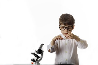 Genç bilim adamları kimyagerler. Doktor, laboratuvar asistanı.