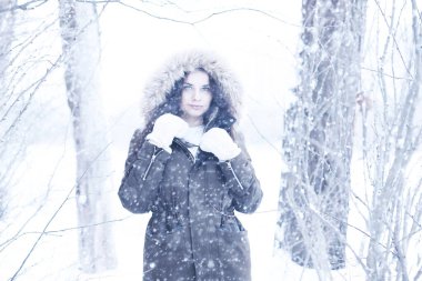 Güzel kızı güzel kış kar