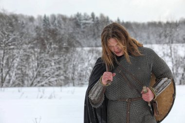 Defender'ı posta zırh genç savaşçı