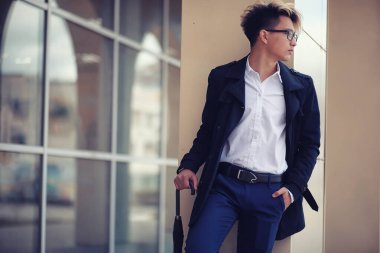 Sonbahar yağmurlu hava ve bir şemsiye ile genç bir adam