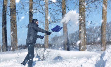 adam yoldan kürekle kar karlı kış aylarında kaldırmak 