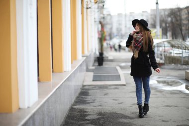 Erken baharda bir yürüyüşe Fransız kadın