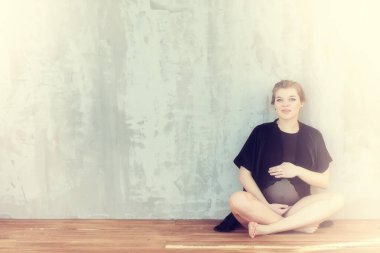 Vintage bir evde hamile genç ve güzel kız