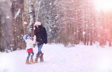 Bir kış masal, genç bir anne ve kızı bir kızak sürmek