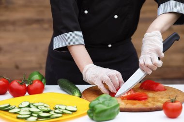Aşçı taze çiftlik sebze keser