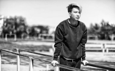 Spor giyimli bir adam açık havada tek renkli fotoğraf çalıştırın