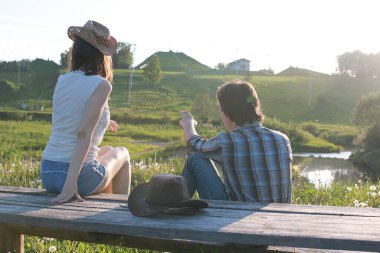 Hoş bir çift tarafından kırsal bir yolda