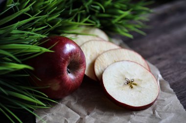Ahşap bir masa üzerinde kırmızı taze elma